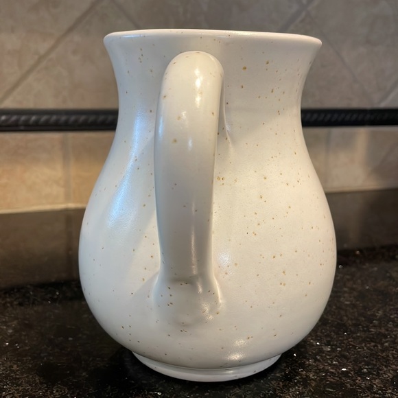 Italian pottery 6 1/2” creamy beige with brown speckled pitcher/vase with posies - Picture 4 of 10